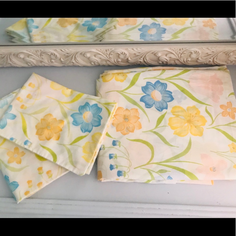 Vintage Full sized flat sheet / 2 pillow cases